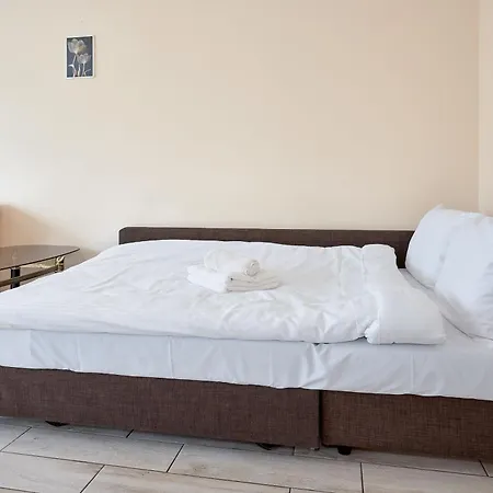 Pod Lipami Homely By Bookinghost Appartement Poznań